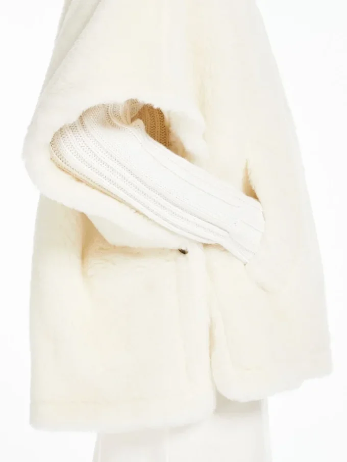Cape in alpaca and wool teddy fabric, optical white Cape in alpaca and wool teddy fabric, optical white