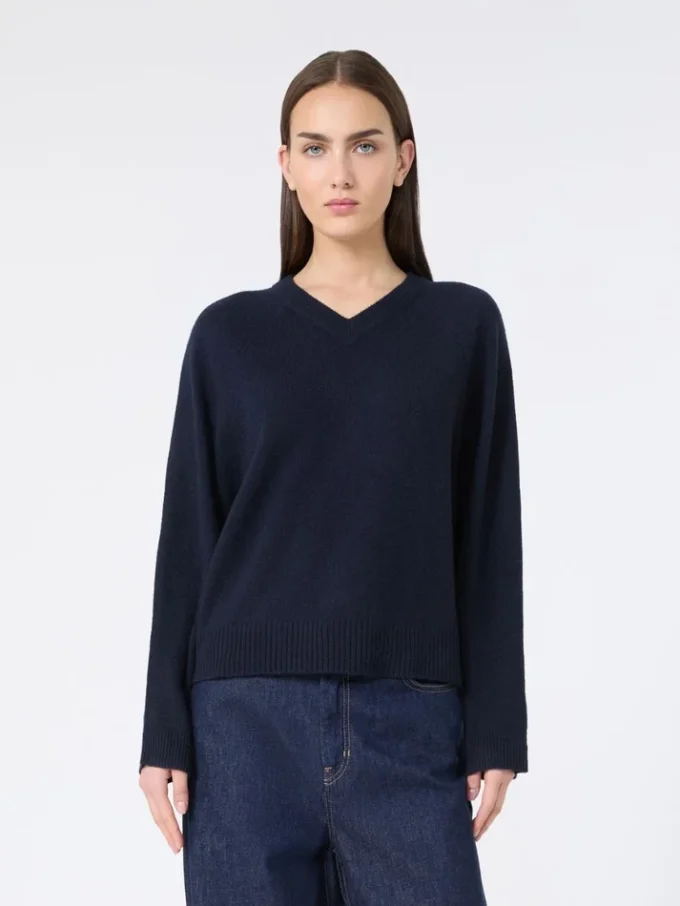 Cashmere v-neck sweater, navy Cashmere v-neck sweater, navy