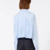 Cotton cropped shirt with pleated back, light blue